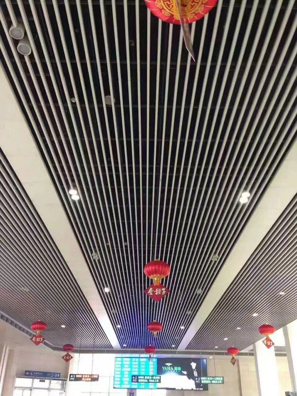 Ang kisame ng aluminyo ay pumapalit sa kahoy na kisame