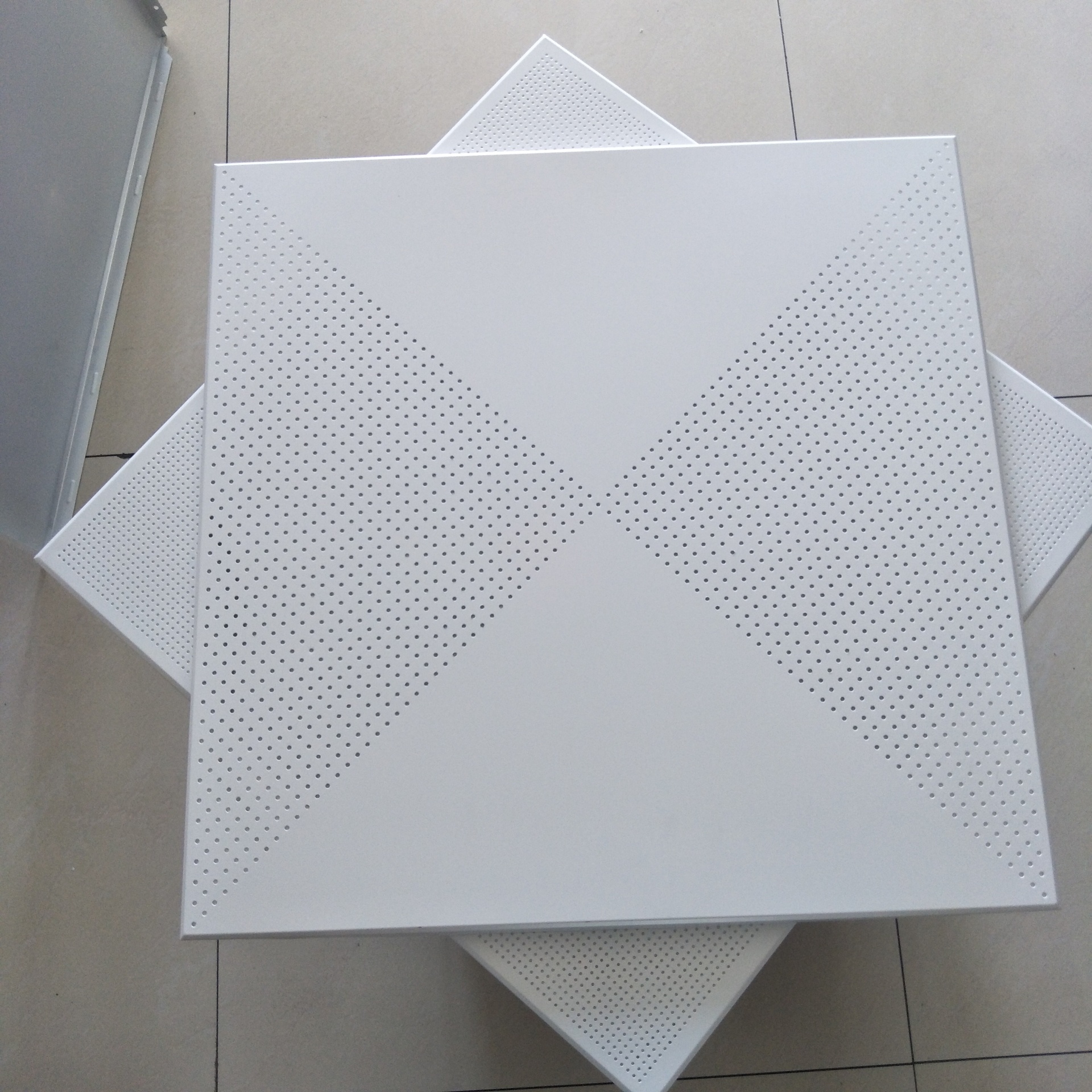 Ang panel ng pindutan ng aluminyo kumpara sa panel ng composite ng aluminyo